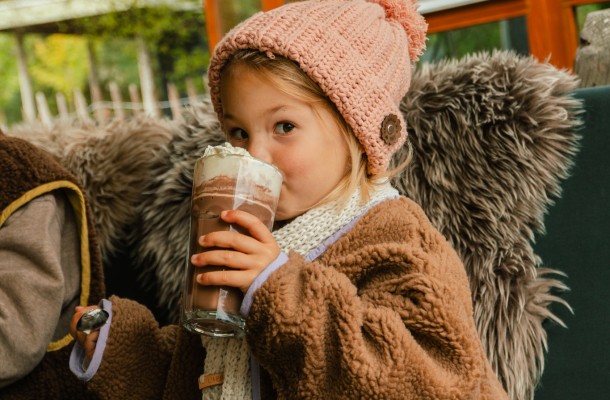 meisje warme chocomelk drinken knoest.jpg