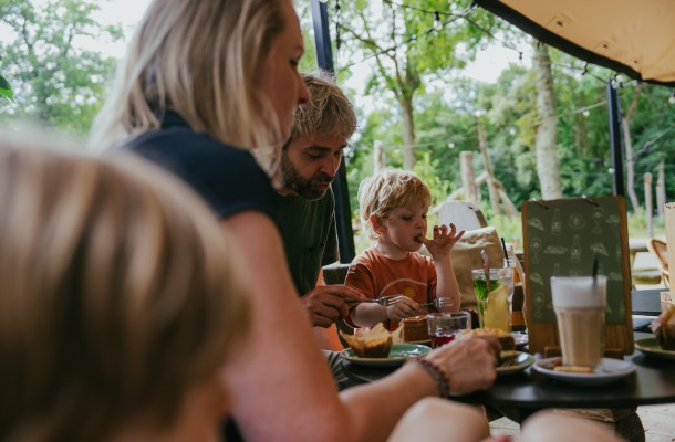 Geversduin knoest gezin samen eten op terras 1.jpg