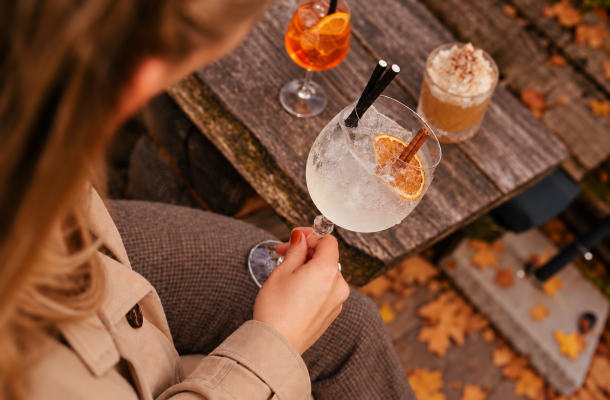 Gin-tonic en Aperol Spritz in herfstlicht.png
